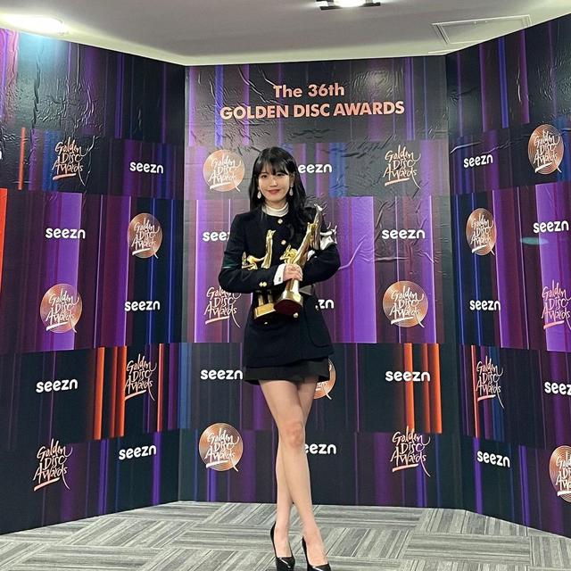 4 Gaya Fashion IU di Golden Disc Award ke-36, Tampilan Sederhana tapi Harganya Ratusan Juta