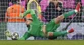 Kiper Paris Saint-Germain, Gianluigi Donnarumma menepis tendangan penalti pemain Liverpool, Curtis Jones dalam laga leg kedua Liga Inggris 2024/2025 di Anfield, Inggris, Rabu (12/03/2025) WIB.