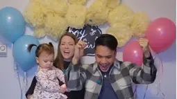 Gender reveal yang digelar untuk mengungkap jenis kelamin calon anak kedua tersebut diadakan secara sederhana. Momen tersebut menjadi kejutan yang menyenangkan untuk Randy. Saat balon diletuskan, kertas-kertas kecil berwarna biru berhamburan. Artinya Randy dan istri bakal punya anak kedua seorang laki-laki. (Liputan6.com/IG/@randpunk)