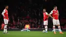 Striker Arsenal Pierre-Emerick Aubameyang dan timnya bereaksi setelah gelandang Eintracht Frankfurt, Daichi Kamada mencetak gol pada matchday kelima Grup F Liga Europa di Emirates Stadium, London, Kamis (28/11/2019). Arsenal ditaklukkan Eintracht Frankfurt dengan skor 1-2. (DANIEL LEAL-OLIVAS/AFP)