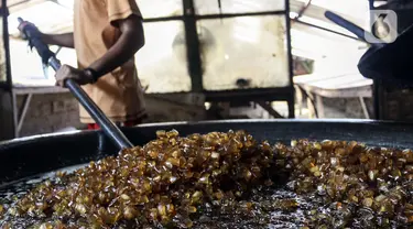 Pekerja menggoreng kulit sapi untuk dijadikan kerupuk di Kerupuk Kulit Bambang, Depok, Jawa Barat, Sabtu (28/8/2021). Pelaku usaha kerupuk kulit mengaku sejak Pemberlakuan Pembatasan Kegiatan Masyarakat (PPKM) produksi kerupuk kulit menurun hingga 60 persen. (Liputan6.com/Johan Tallo)