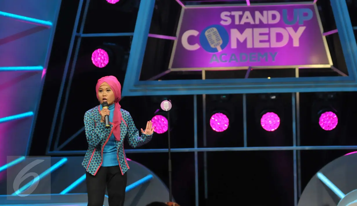 Salah satu peseta menunjukkan aksinya saat Standup Comedy Academy Indosiar, Jakarta, Senin (5/10/2015). Stand Up Comedy Academy Indosiar telah menemukan 24 comica yang akan bersaing mencari posisi pertama. (Liputan6.com/Faisal R Syam)