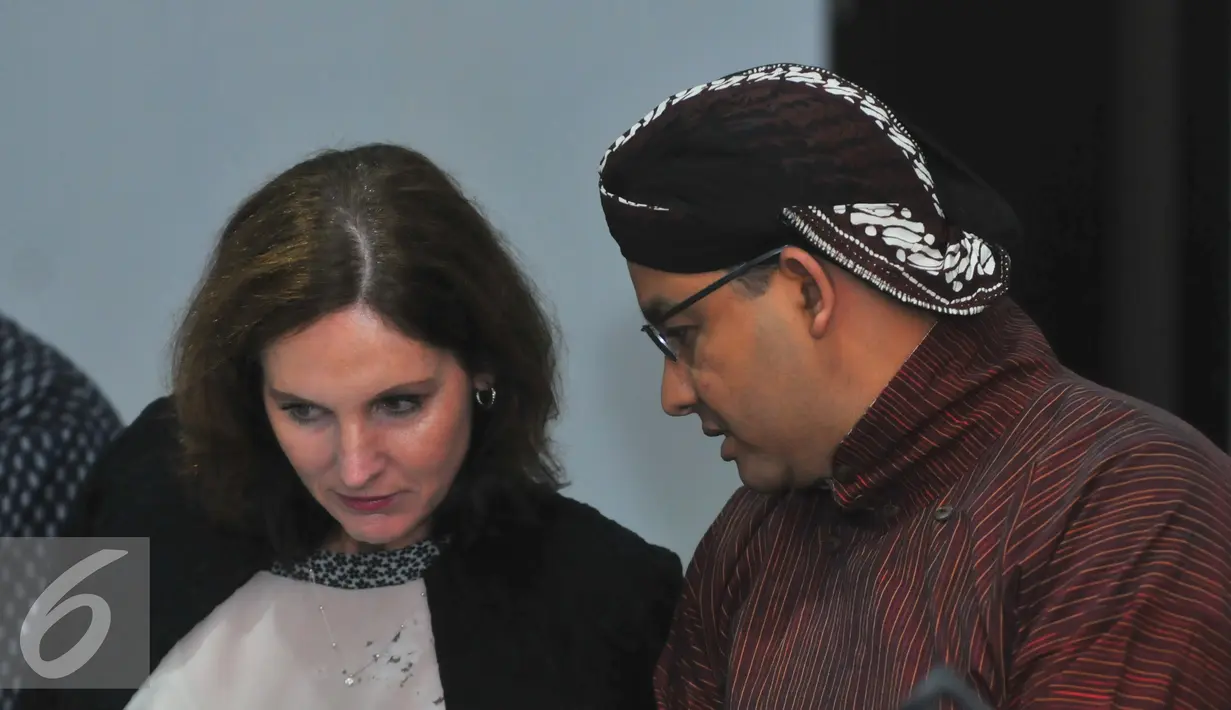 Mendikbud Anies Baswedan berbincang dengan Dubes Swedia untuk Indonesia, Johanna Brismer Skoog saat Workshop Nasional pelaporan  Konvensi UNESCO 2005 di Jakarta, Selasa (1/3). (Liputan6.com/Faisal R Syam)