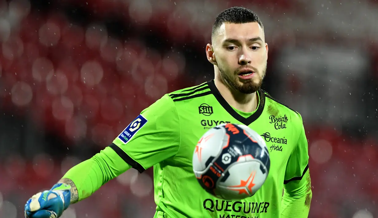 Kiper Brest, Sebastien Cibois menguasai bola saat menghadapi Lyon dalam laga lanjutan Liga Prancis 2020/21 pekan ke-26 di The Francis Le Ble Stadium, Brest, Jumat (19/2/2021). Brest kalah 2-3 dari Lyon. (AFP/Fred Tanneau)