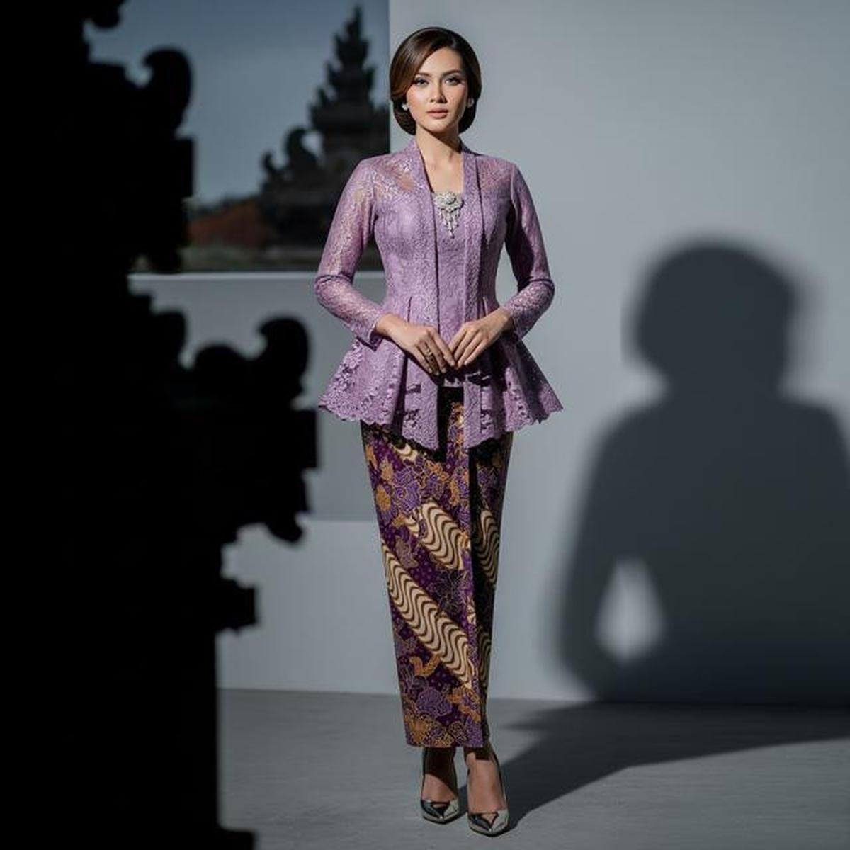 8 Model Kebaya Soft Ungu Terbaru 2026, Gaya Anak Bungsu Tommy Soeharto Curi Perhatian