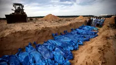 Warga mendoakan jenazah orang yang tewas dalam pemboman Israel yang dibawa dari Rumah Sakit Shifa sebelum menguburkan mereka di kuburan massal di Kota Khan Younis, Jalur Gaza selatan, Palestina, Rabu (22/11/2023). Puluhan jenazah orang tak dikenal dimakamkan di kuburan massal di Khan Yunis. (AP Photo/Mohammed Dahman)