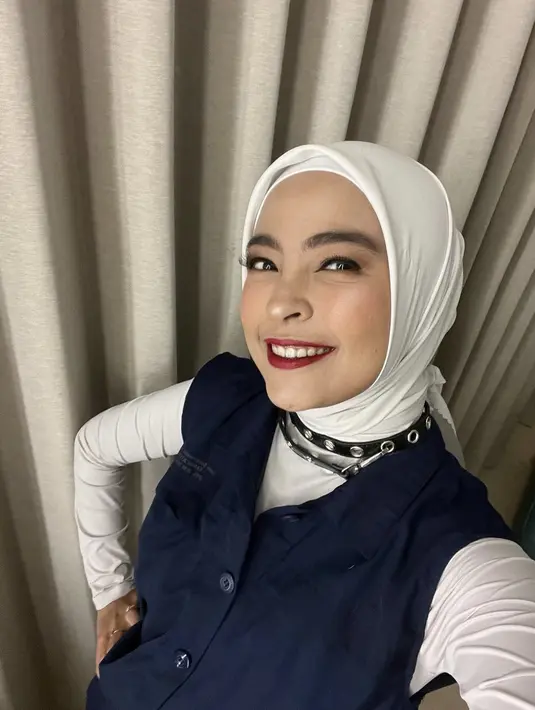 Sesekali tampil bold, Tantri memilih warna lipstik merah yang mendominasi. seketika tampilannya terlihat begitu berani dan penuh semangat.  [Foto: Instagram/ Tantri]