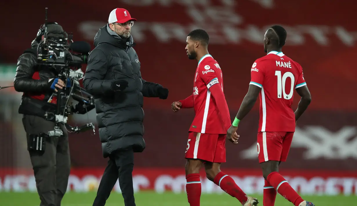 Manajer tim Liverpool, Jurgen Klopp menghibur dua pemainnya, Georginio Wijnaldum (tengah) dan Sadio Mane usai dikalahkan Burnley 0-1 dalam laga lanjutan Liga Inggris 2020/21 di Anfield Stadium, Kamis (21/1/2021). (AFP/Clive Brunskill/Pool)