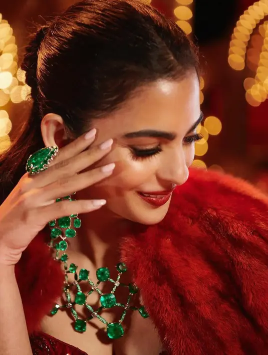 Isha Ambani dibalut gaun merah dan perhiasannya yang kontras menarik perhatian. Isha memilih anting, cincin, dan kalung dari zamrud hijau dengan ukuran yang tak main-main, namun terlihat serasi dengan warna merah outfitnya. [Foto: Instagram/davincicode7]