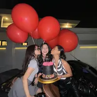 Bergaya casual, Rachel Vennya terlihat bahagia kala rayakan ulang tahun bersama kedua sahabatnya. [Foto: Instagram/ Rachel Vennya]