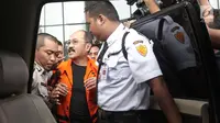 Fredrich Yunadi mengenakan rompi tahanan bersiap menaiki mobil usai diperiksa di gedung KPK, Jakarta, Sabtu (13/1). Tepatnya setelah berkas perkara Setnov dinyatakan lengkap atau P-21 oleh jaksa. (LIputan6.com/Pool/Dedy)