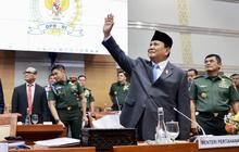 Aksi 'Romantis' Anggota DPR Cantik Bikin Prabowo Senyum Sumringah di DPR saat Diberikan Bunga