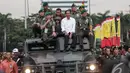 Presiden Jokowi bersama sejumlah Perwira TNI manaiki kendaraan tempur di Pameran  Alutsista TNI AD, Jakarta, Rabu (17/12/2014). (LIputan6.com/Faizal Fanani)