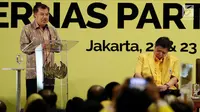 Wapres Jusuf Kalla atau JK ditemani Ketua Umum Partai Golkar Airlangga Hartarto saat menghadiri Rakernas Partai Golkar di Jakarta, Kamis (22/3). JK meminta kader berjuang hadapi Pilkada Serentak 2018 serta Pilpres dan Pileg 2019. (Liputan6.com/JohanTallo)