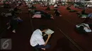 Seorang umat muslim membaca Al- Quran di Masjid Istiqlal, Jakarta, Kamis (18/6/2015). Memasuki bulan Ramadan, sejumlah umat muslim mengisi waktu dengan beribadah seperti mengaji dan salat berjamaah di masjid. (Liputan6.com/Faizal Fanani)