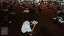 Seorang umat muslim membaca Al- Quran di Masjid Istiqlal, Jakarta, Kamis (18/6/2015). Memasuki bulan Ramadan, sejumlah umat muslim mengisi waktu dengan beribadah seperti mengaji dan salat berjamaah di masjid. (Liputan6.com/Faizal Fanani)
