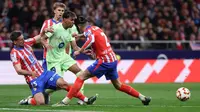 Bek Atletico Madrid asal Prancis #15, Clement Lenglet dan bek Atletico Madrid asal Uruguay #02 Jose Gimenez berebut bola dengan penyerang Barcelona asal Spanyol #19 Lamine Yamal selama pertandingan leg kedua semifinal Copa del Rey (Piala Raja) antara Club Atletico de Madrid dan FC Barcelona di Stadion Metropolitano di Madrid, Kamis dini hari WIB (3-4-2025). (Thomas COEX/AF)
