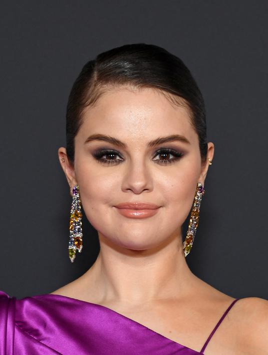 Selena Gomez berpose saat menghadiri pemutaran film "Selena Gomez: My Mind And Me" selama malam pembukaan AFI Fest 2022 di TCL Chinese Theatre di Hollywood, California pada 02 November 2022. Ia juga tampil dengan riasan mata smokey gelap. (Jon Kopaloff/Getty Images/AFP)