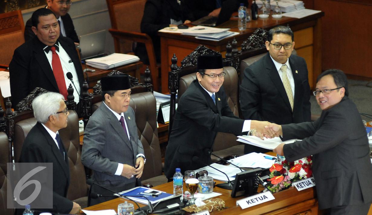 Menteri Keuangan Bambang Brodonegoro menyerahkan hasil Rencana Kerja Pemerintah 2017 keada Ketua Sidang Taufik Kurniawan disaksikan Ketua DPR Ade Komarudin (kedua kanan), Jakarta, Kamis (2/6/2016). (Liputan6.com/Johan Tallo)