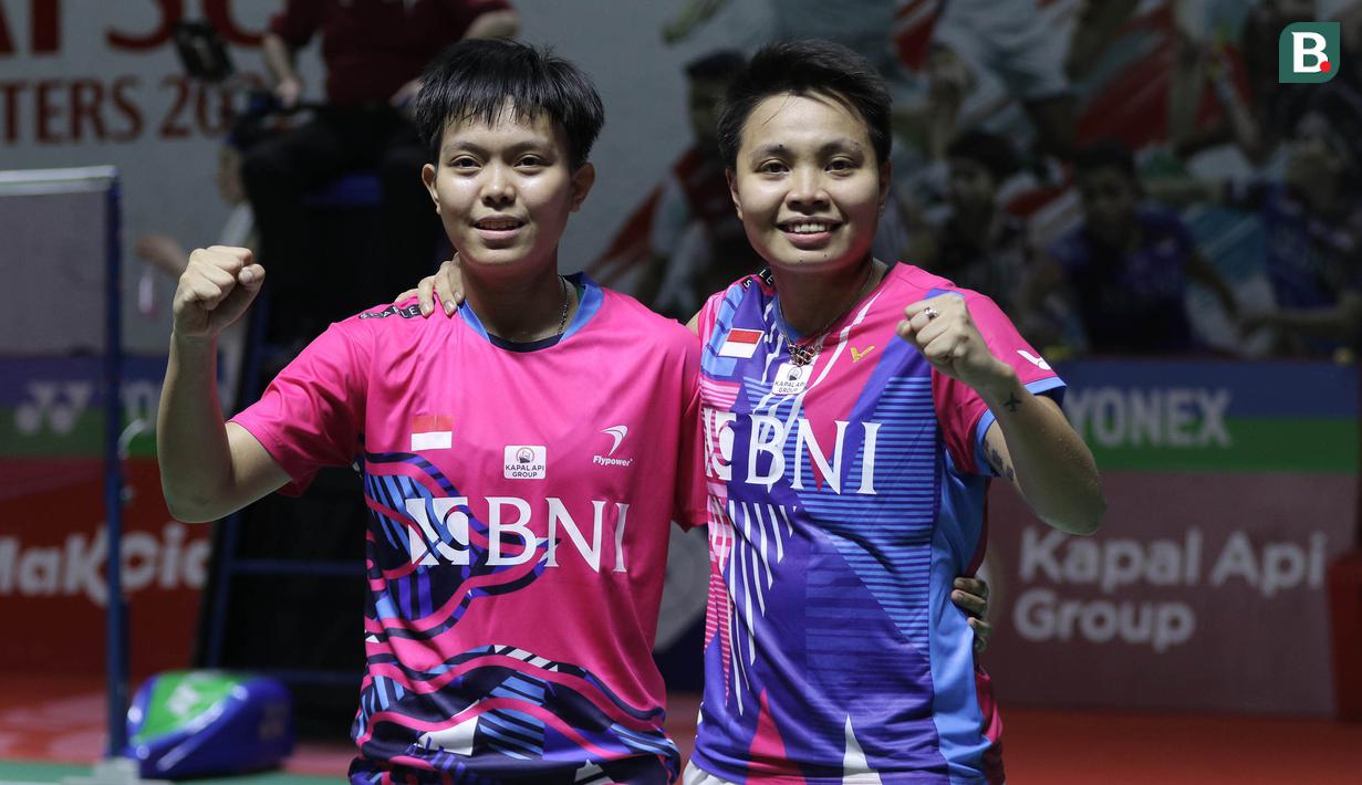 Indonesia berhasil meloloskan satu pasangan ganda putri ke babak semifinal Daihatsu Indonesia Masters 2022 melalui pasangan Apriyani Rahayu/Siti Fadia Silva Ramadhanti. Keduanya ibarat menjadi kuda hitam di nomor ganda putri berkat penampilan kompaknya meski belum lama dipasangkan. (Bola.com/Ikhwan Yanuar)