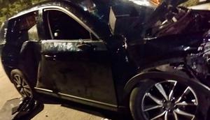 Sebuah mobil Mazda CX-5 berwarna hitam ringsek usai mengalami kecelakaan di perlintasan rel Mangga Dua Square, Jalan Gunung Sahari, Pademangan, Jakarta Utara. (Foto: Istimewa).