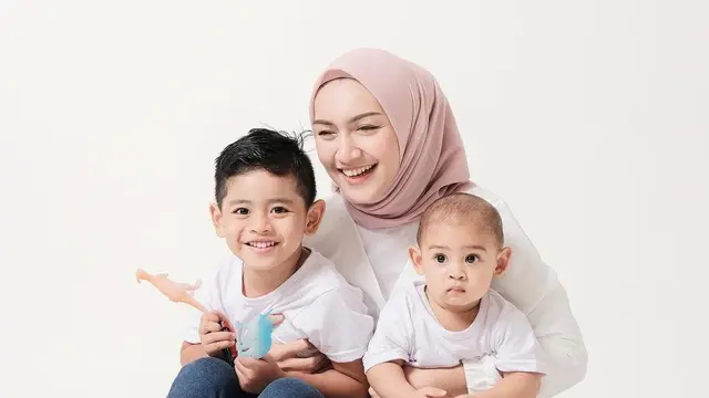 Potret Melody Prima saat Momong Anak