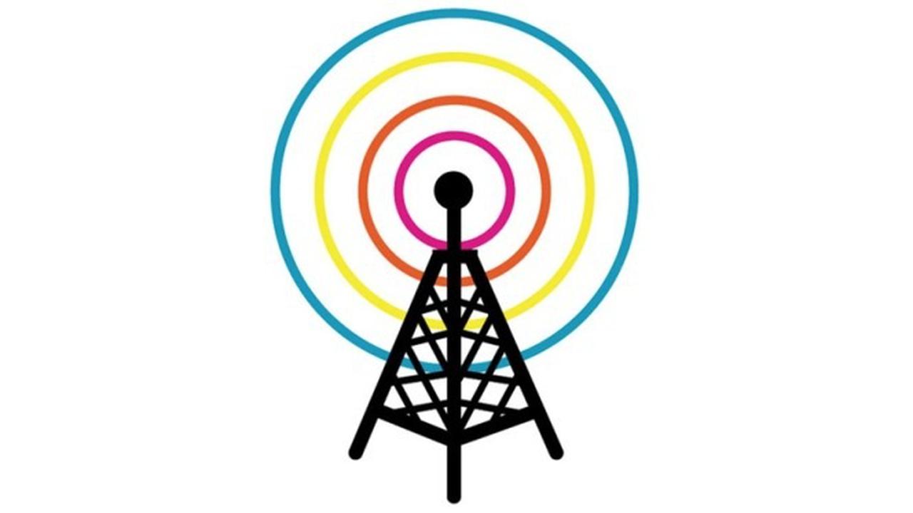 Ilustrasi jaringan telekomunikasi memancar dari tower