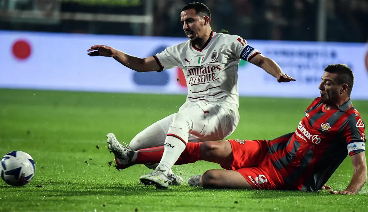 Pemain Cremonese Daniel Ciofani menjegal pemain AC Milan Ismael Bennacer (kiri) pada pertandingan sepak bola Serie A Liga Italia di Stadion Giovanni-Zini, Cremona, Italia, 8 November 2022. Pertandingan berakhir imbang 0-0. (Filippo MONTEFORTE/AFP)