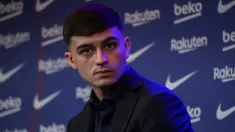 Pedri merupakan pemain muda yang memiliki klausul pelepasan paling tinggi di Liga Spanyol. Gelandang 18 tahun tersebut ini dikabarkan menandatangani kontrak dengan klausul pelepasan sebesar 1 miliar euro di Barcelona. (AFP/lluis Gene)