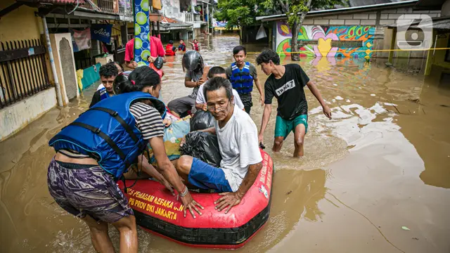 FOTO: Proses Evakuasi Warga Terjebak Banjir di Rawa Jati