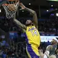 Pemain Lakers Brandon Ingram melakukan dunk saat melawan Thunder (AP)