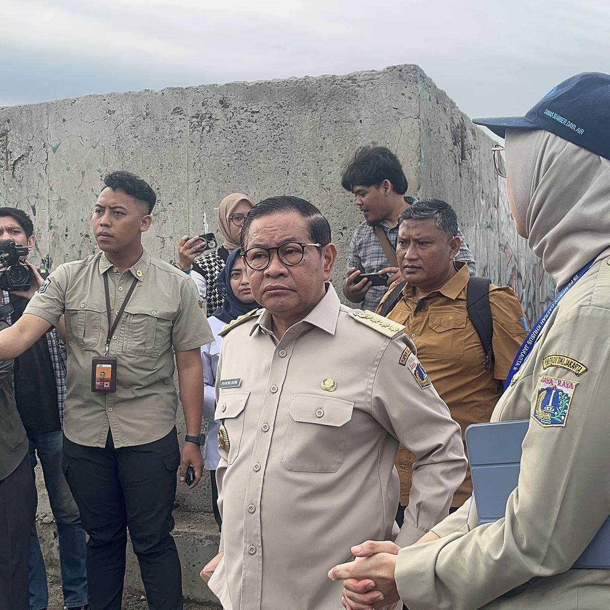 Pramono Cek Tanggul Pengaman Pesisir Pantai