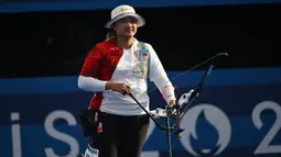 Atlet panahan putri Indonesia, Rezza Octavia saat menghadapi wakil Korea Selatan, Lim Si-hyeon pada babak 32 besar nomor individual putri cabor panahan Olimpiade Paris 2024 di Les Invalides Arena, Paris, Kamis (1/8/2024). (Dok. NOC Indonesia/Antara/Wahyu Putro A)