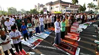 Sejumlah umat muslim mengikuti Sholat Idul Fitri 1432 H di Perempatan Kantor Pos Besar, Yogyakarta, Selasa (30/8). (Antara).