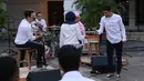 Dalam konser itu, para personel tidak hanya melulu bermain sesuai dengan porsinya. Para personel juga meluangkan waktu berbincang dengan para penggemarnya. (Galih W. Satria/Bintang.com)