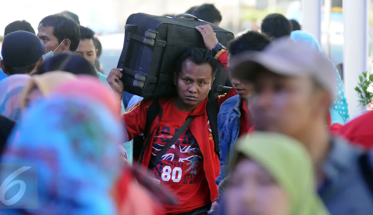 Seorang pemudik memanggul barang bawaannya di Stasiun Senen Jakarta, Sabtu (2/7). Ribuan pemudik kembali memadati Stasiun Senen untuk berangkat menuju kota kota di pulau Jawa. (Liputan6.com/Helmi Fithriansyah)