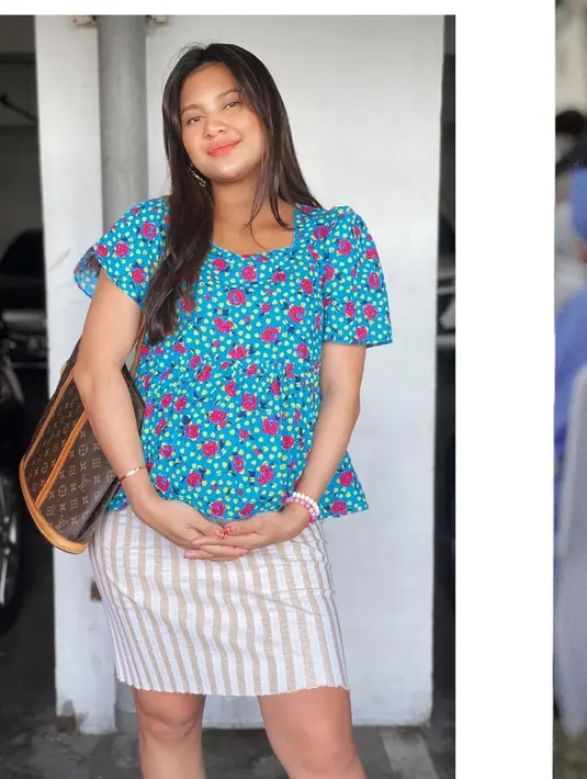 Setelah mencoba gaya ala anak band, Indah tampil girly dengan padu padan tabrak motif yang atraktif. Ia memasangkan atasan blouse bermotif floral dengan mini skirt ber-patttern stripes. (Foto: Instagram @indahpermatas)