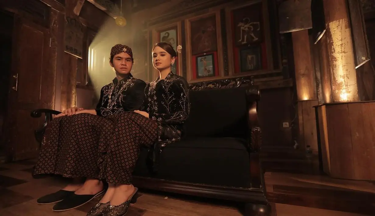 Bukan untuk prewedding, pasangan kekasih ini tampil serasi khas ningrat untuk video klip. [@duljaelani]