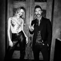 Sebelum isu perselingkuhan, Adam Levine dan Behati Prinsloo dikenal sebagai pasangan yang selalu ta