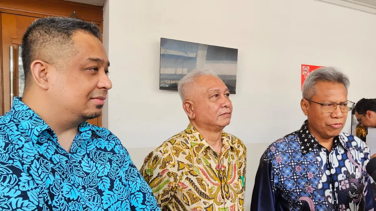 Kelompok akademisi yang terdiri dari Lembaga Konsultasi dan Bantuan Hukum (LKBH) Universitas Proklamasi 45 Jogjakarta dan Pusat Kajian Ketahanan Energi Indonesia (PKKEI) menyerahkan amicus curiae atau sahabat pengadilan ke Pengadilan Tindak Korupsi (Tipik