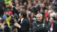 Pelatih MU, Jose Mourinho melihat Antonio Conte mengintruksikan para pemainnya saat bertanding pada lanjutan Liga Inggris di Old Trafford, Inggris (16/4). MU mengalahkan Chelsea dengan skor 2-0. (AFP Photo / Oli Scarff)