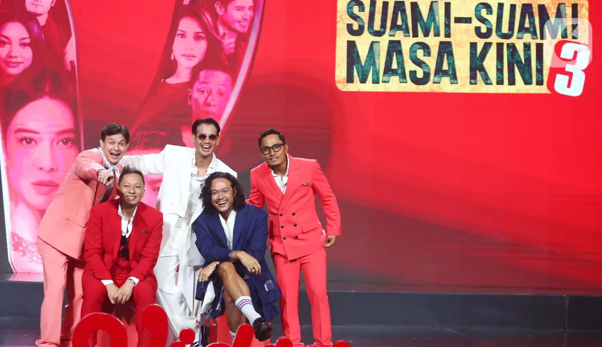 Artis pemeran film series Suami-Suami Masa Kini 3 berpose usai konferensi pers Vidio Original Series 2024 bertemakan Rumah Cerita bertabur bintang di Jakarta, Kamis (29/2/2024). (Liputan6.com/Angga Yuniar)