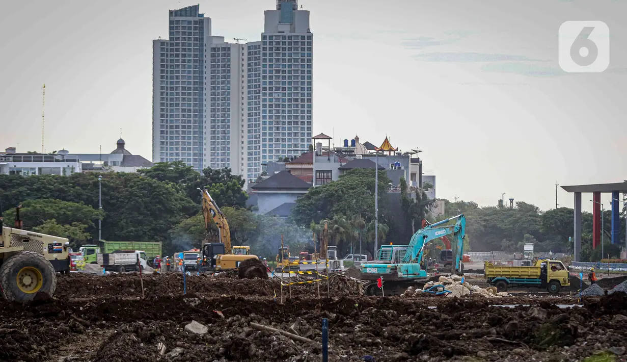 Pekerja menyelesaikan pembangunan Jakarta International E-Prix Circuit (JIEC) di kawasan Taman Impian Jaya Ancol, Jakarta, Kamis (24/2/2022). Menurut PT Jakarta Propertindo, pembangunan JIEC yang ditargetkan selesai tiga bulan itu kini telah mencapai 28 persen. (Liputan6.com/Herman Zakharia)
