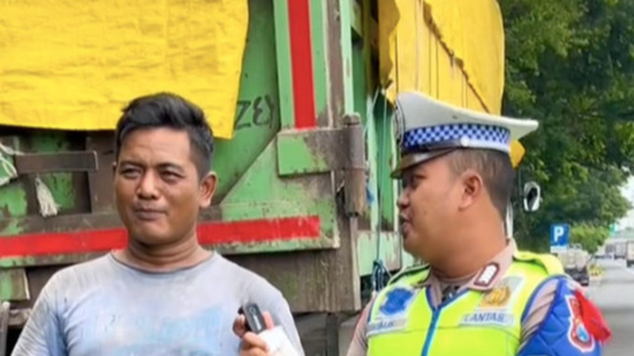 Sopir Truk Disetop Polisi karena Pakai Jalur Kanan di Tol, Bukannya Ditilang Malah Dikasih Hadiah