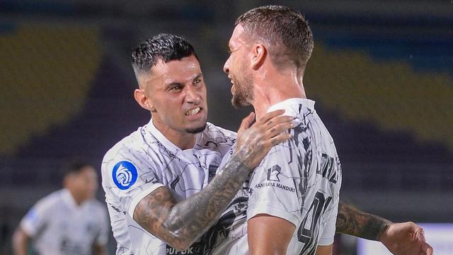 Dua pemain Borneo FC, Stefano Lilipaly dan Felipe Cadenazzi.