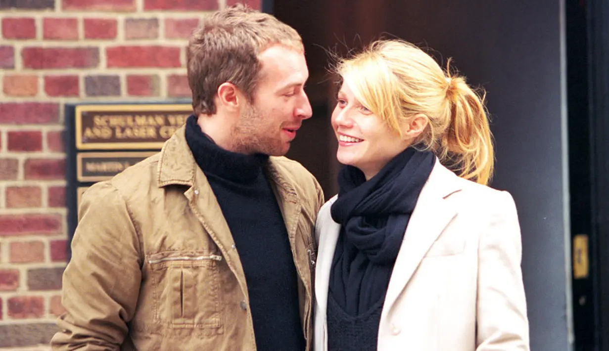 Tak ada keluarga yang diundang saat pernikahan Chris Martin dan Gwyneth Paltrow di Santa Barbara pada 5 Desember 2003 lalu. Saat itu, Gwyneth tengah hamil anak pertama. (USWeekly/Val Malone/WireImage)
