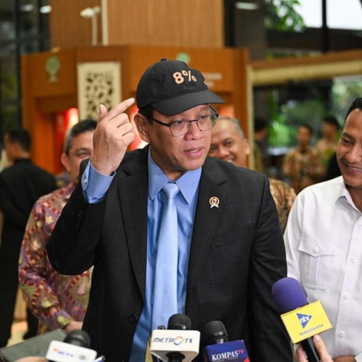 Tandatangani MoU dengan Menteri Kehutanan Raja Juli Antoni, Menteri Keuangan (Menkeu Purbaya Yudhi Sadewa pamer topi 8%. (Dok Instagram @Menkeuri)
