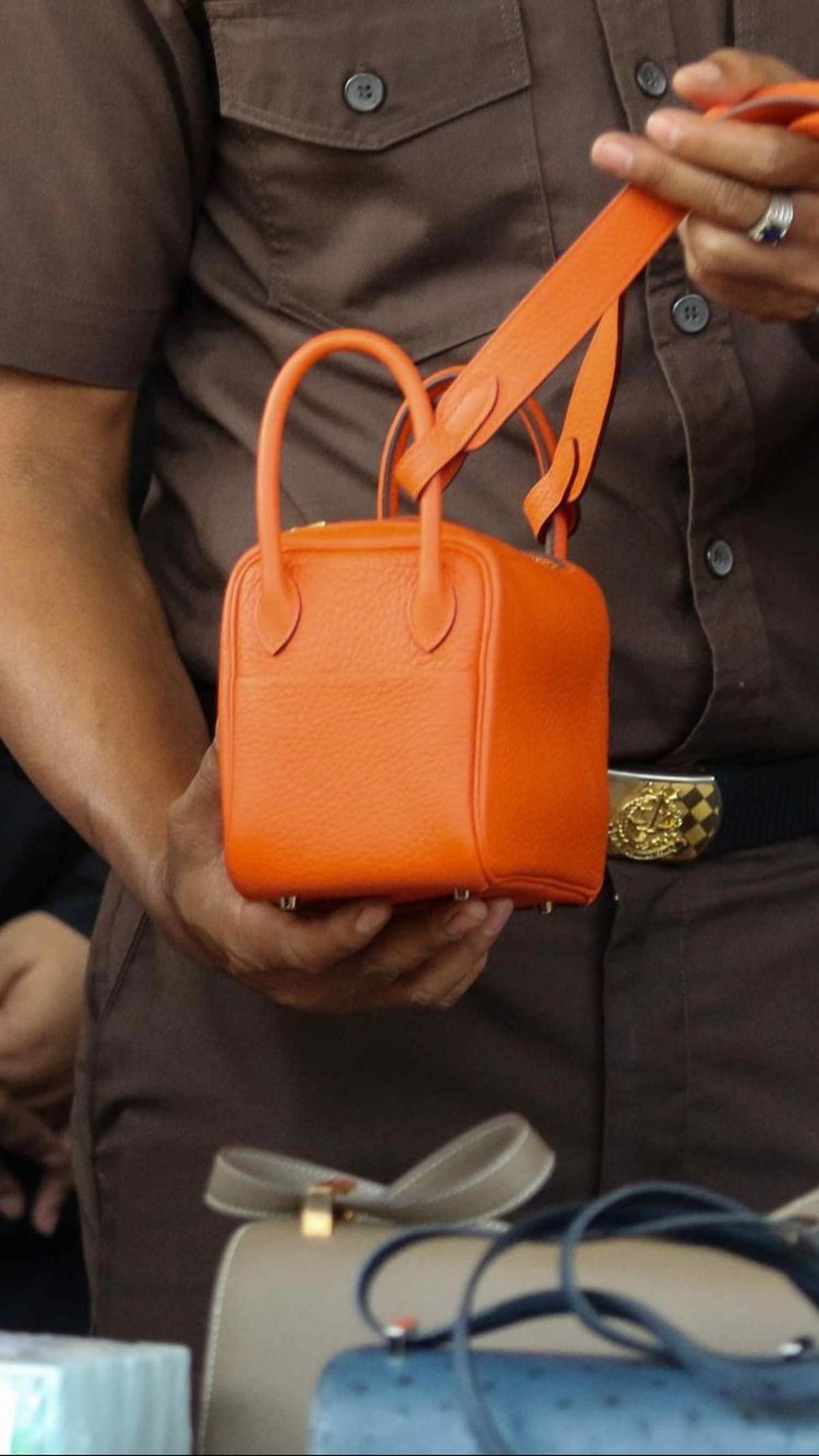Salah satu tas mahal tersangka korupsi Harvey Moeis yang ditampilkan oleh petugas kejaksaan. Foto: Liputan6.com / Herman Zakharia