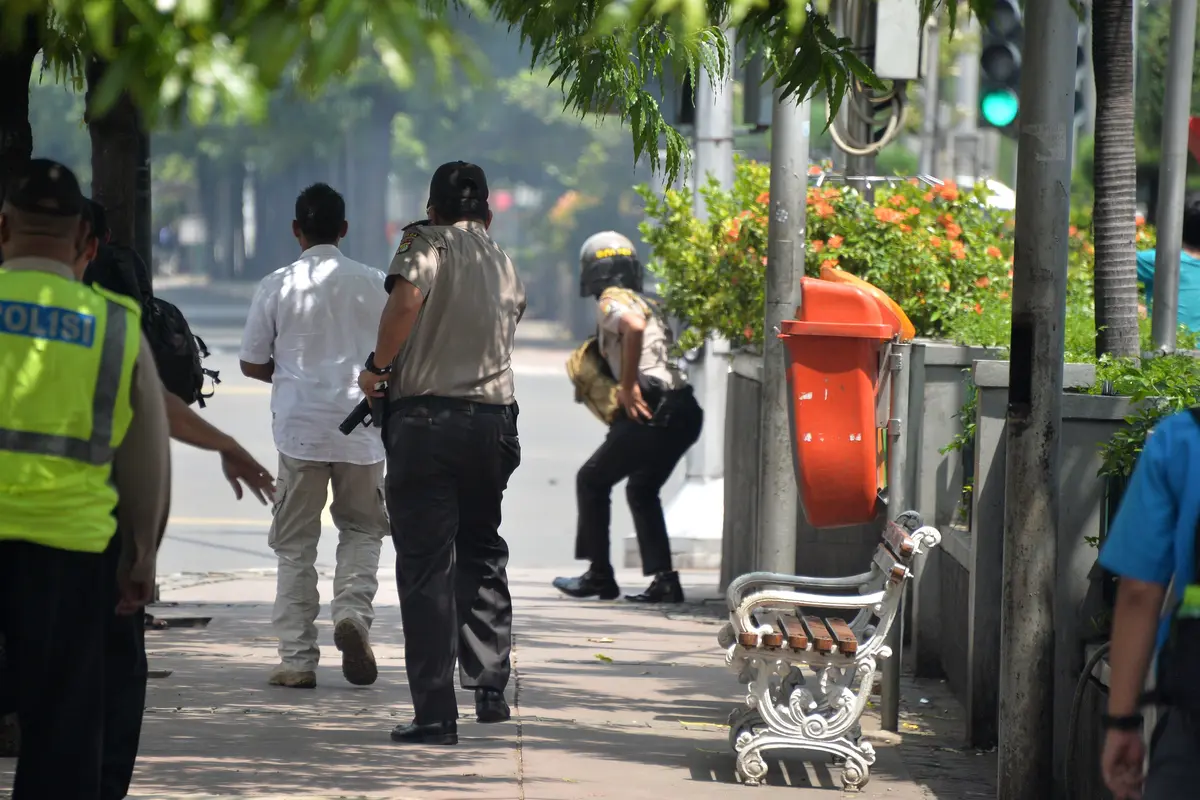 20160114-Aksi Menegangkan Polisi Baku Tembak Usai Ledakan Bom di Sarinah-Jakarta