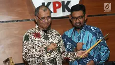 Ketua KPK Agus Rahardjo (kiri) dan Direktur Gratifikasi KPK Giri Suprapdiono (kanan) menunjukkan keris berbentuk tongkat komando saat memberi keterangan terkait barang gratifikasi di Gedung KPK, Jakarta, Senin (4/6). (Merdeka.com/Dwi Narwoko)